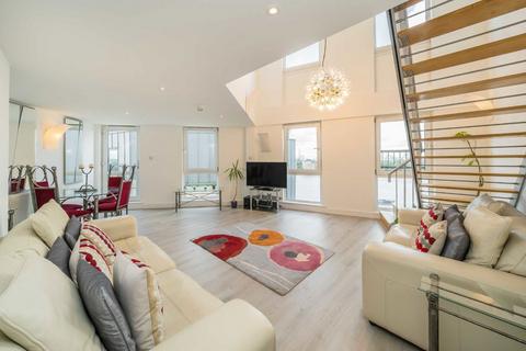 3 bedroom flat for sale, Arnhem Place, London E14