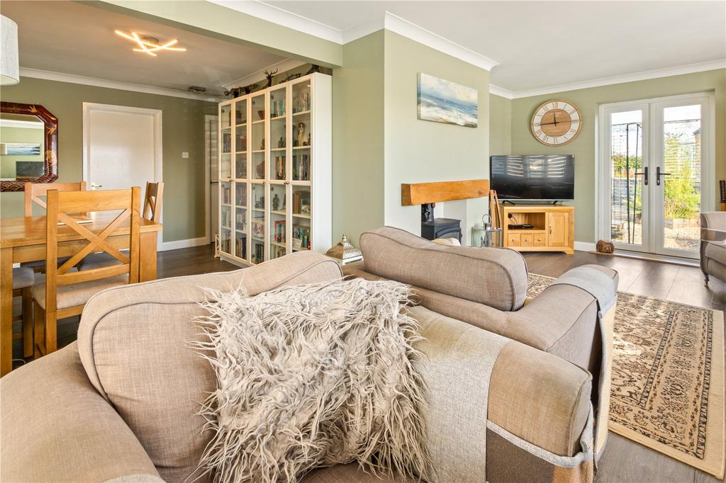 Lounge / Dining Area