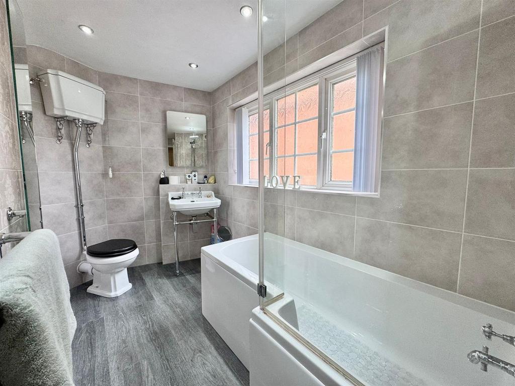 Bathroom (1).jpg