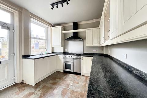 2 bedroom end of terrace house for sale, Moor Lane, Huddersfield, HD4
