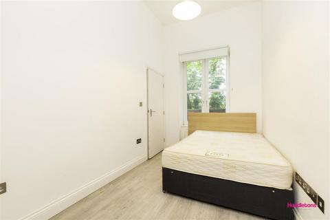 3 bedroom flat to rent, Crescent Road, London N8