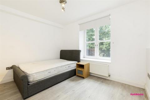 3 bedroom flat to rent, Crescent Road, London N8