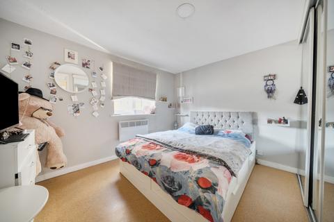 2 bedroom apartment for sale, Gables Close, London