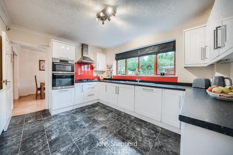 4 Badbury Gardens, Studley, B80 7RY