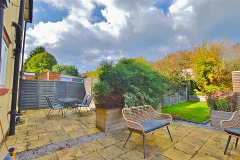 2 bedroom maisonette for sale, Coniston Crescent, Slough