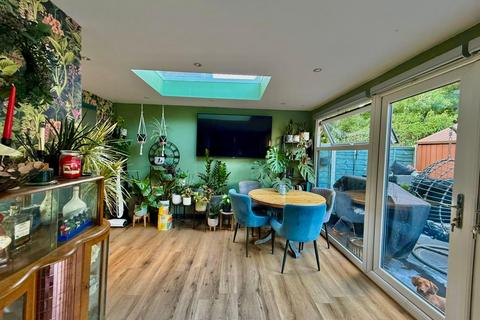 4 bedroom semi-detached house for sale, Fowler Close