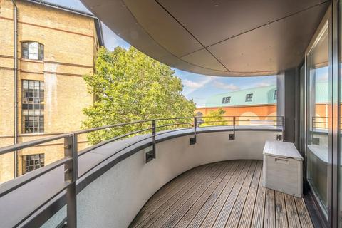 2 bedroom flat for sale, Tyssen Street, London E8