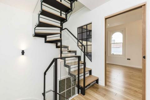 3 bedroom flat to rent, Chiswick High Road, London W4