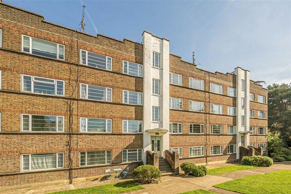 Park Road, Kingston Upon Thames KT1 2 bed flat - £425,000