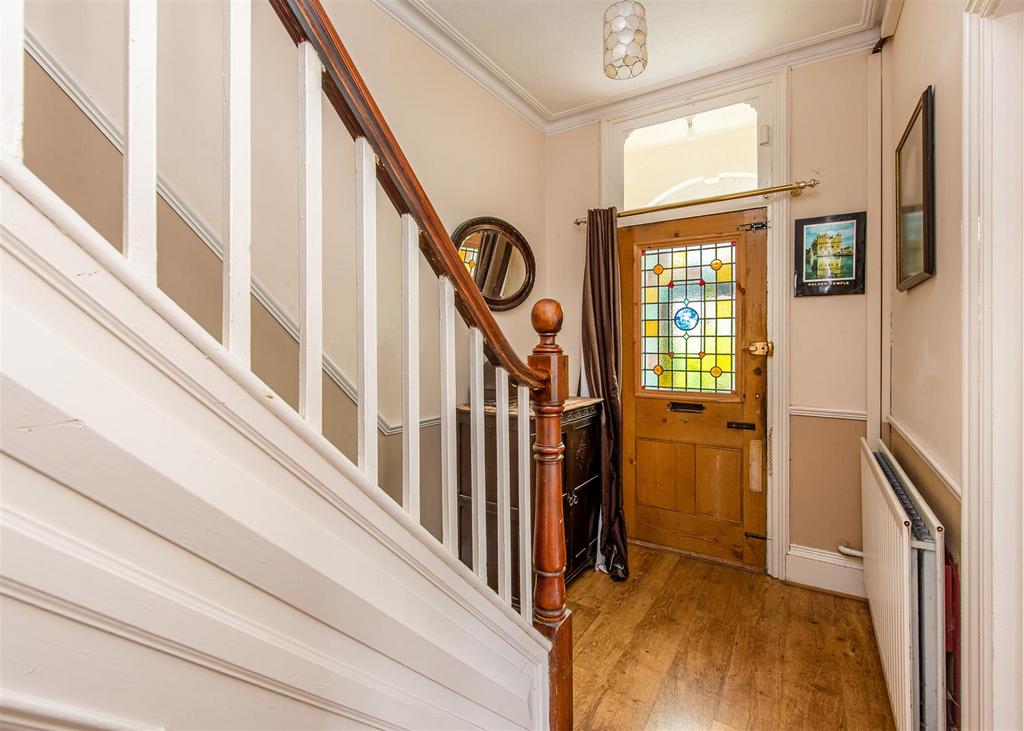 41 Broad Lane-hall.jpg