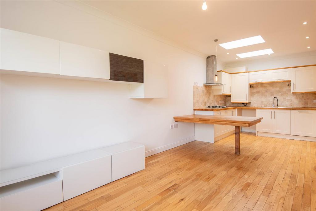 Kitchen / Lounge