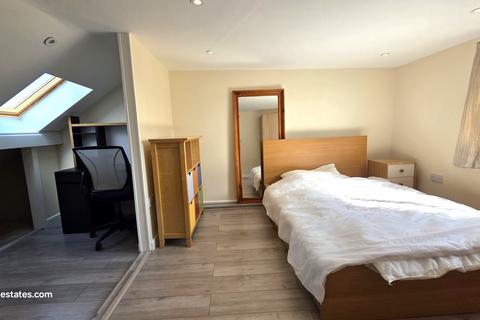 4 bedroom semi-detached house to rent, Sweet Briar Grove, Edmonton N9