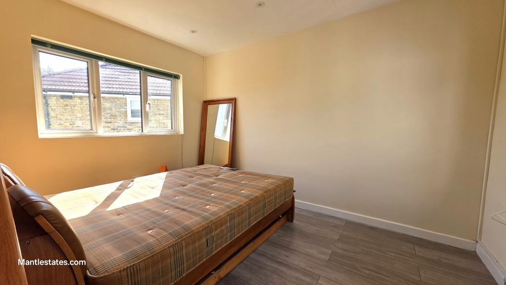 Middle bedroom