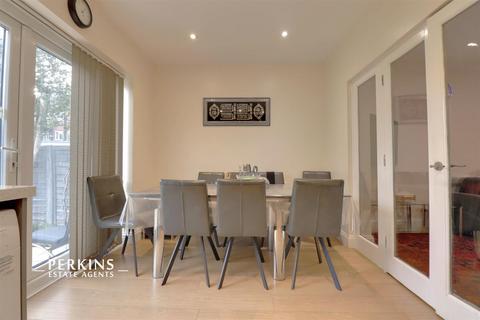 undefined, Greenford, UB6