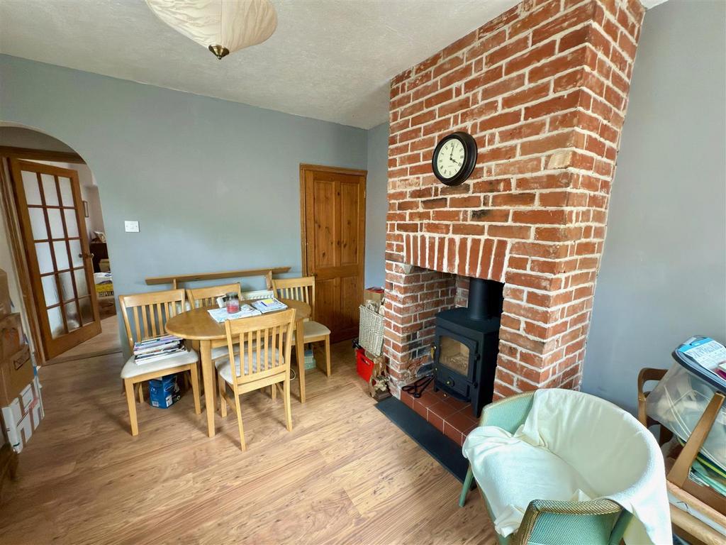 DINING ROOM.jpg