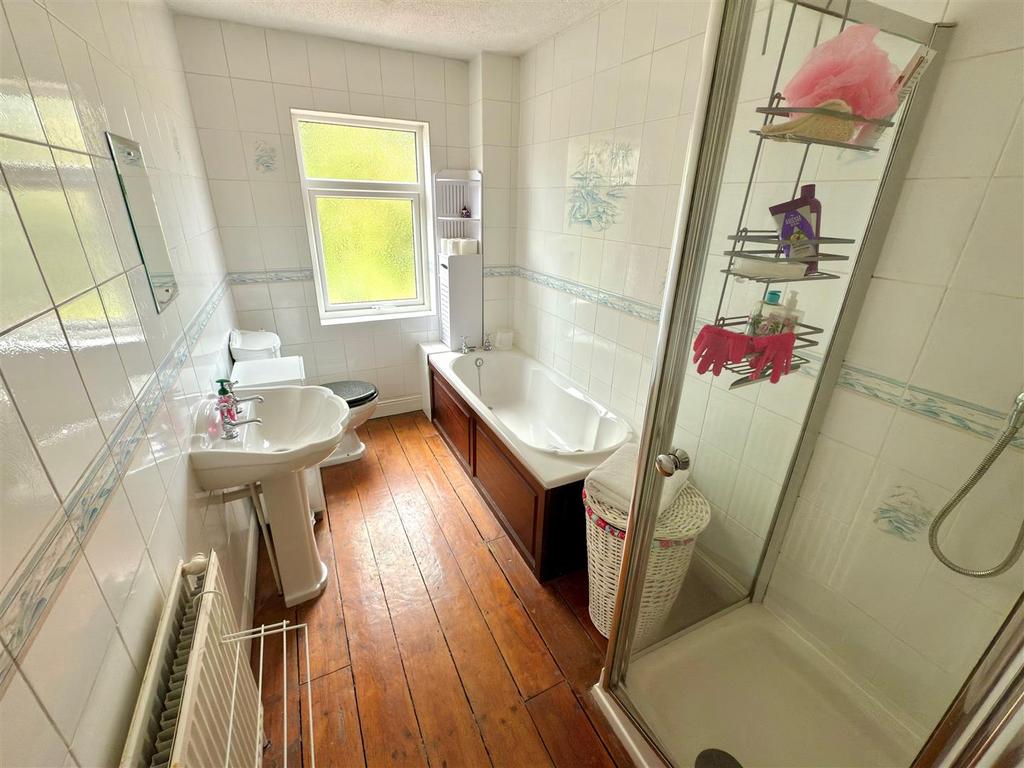 EN SUITE FIRST FLOOR.jpg