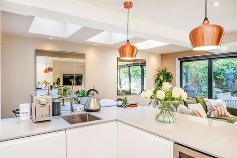 3 bedroom flat for sale, Norroy Road, London SW15