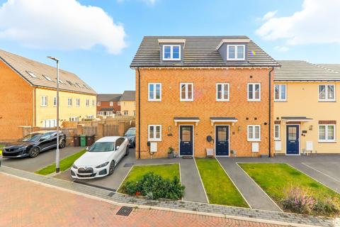 3 bedroom townhouse for sale, Waterside Crescent, Castleford, Yorkshire