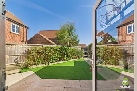 17 Flagstone Crescent, Chineham, Basingstoke, RG24 8DG