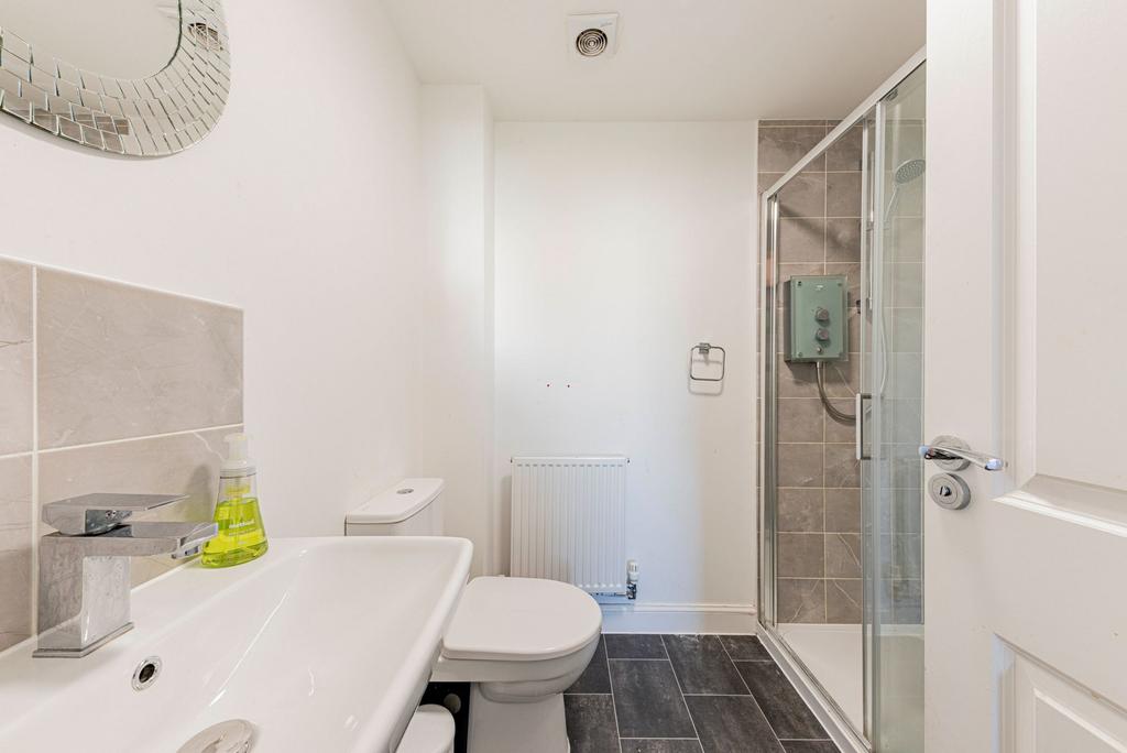 Bathroom W.C (1)