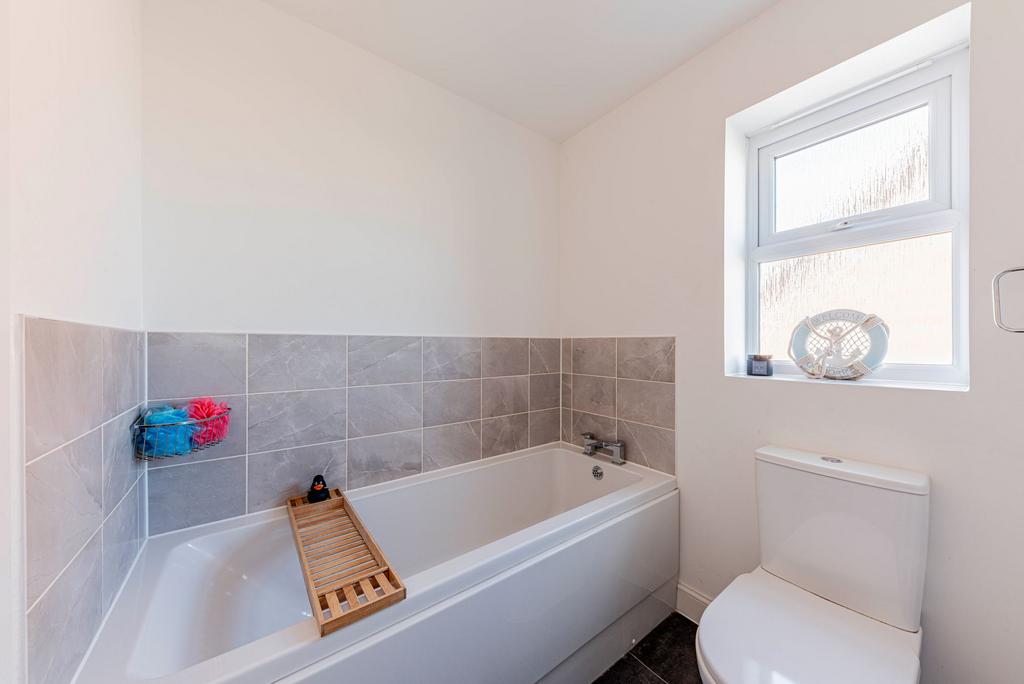 Bathroom W.C (2)