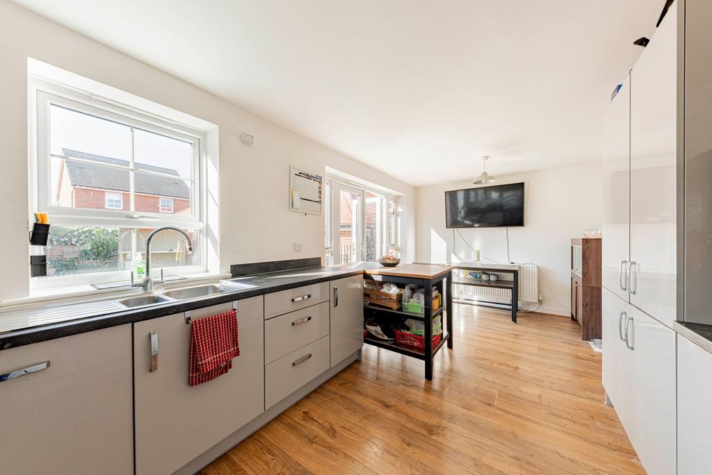 Kitchen /Dining Room (1)