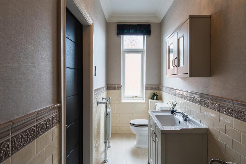 Bedroom 4 En Suite Bathroom