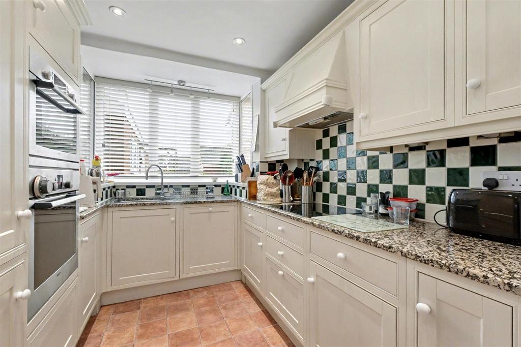 Kitchen 2.jpeg