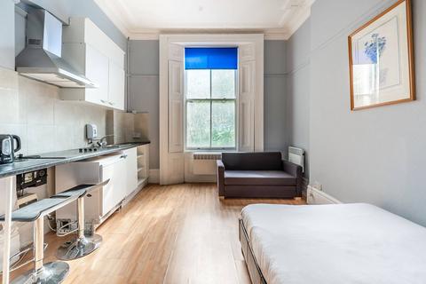 Studio to rent, Marloes Road, Kensington, London, W8