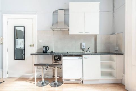 Studio to rent, Marloes Road, Kensington, London, W8