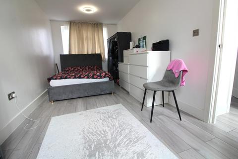 2 bedroom flat to rent, Park Road, Enfield