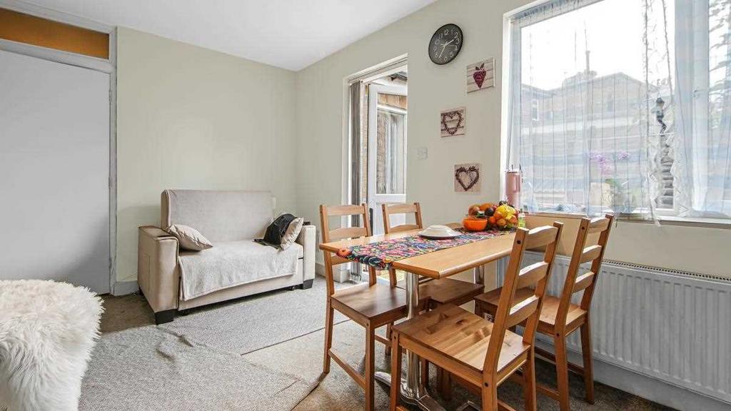 Lounge/ Dining Area