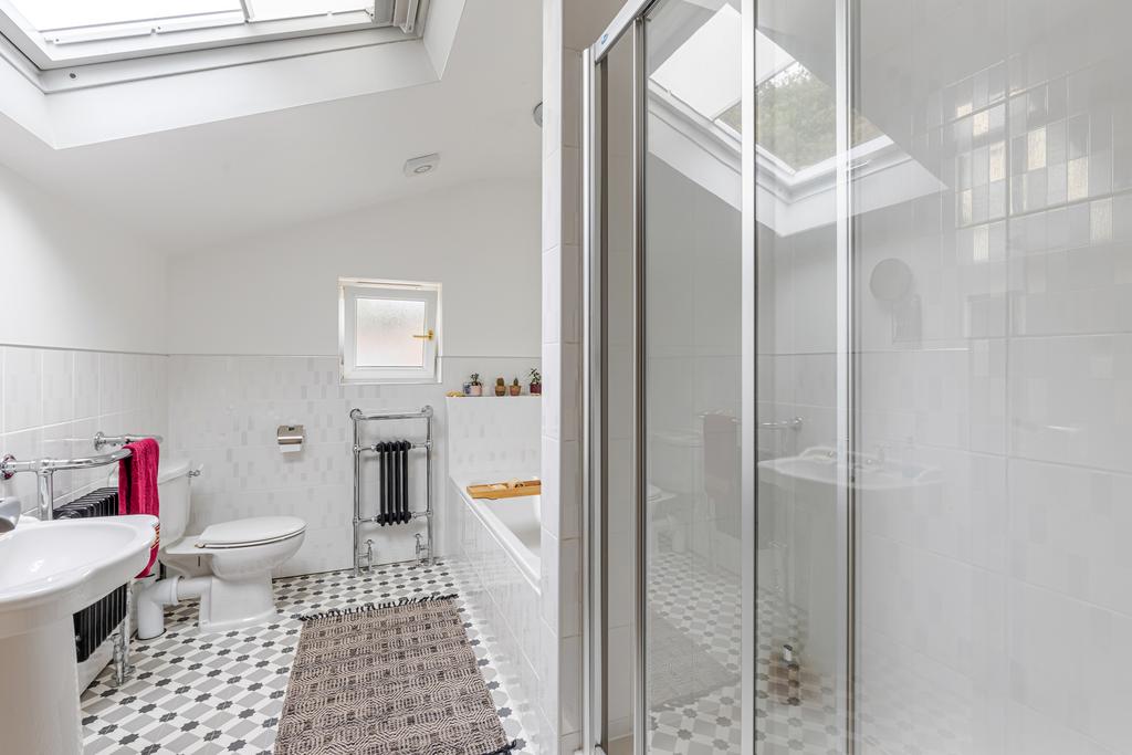 25 Family Bathroom 7 Broad Park Dartmouth - 250919