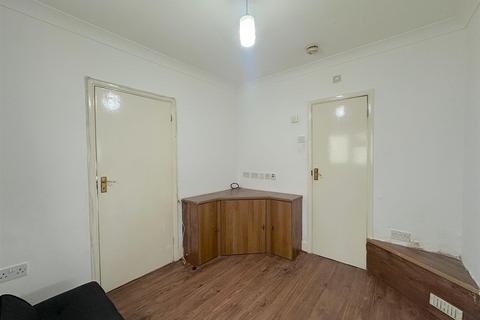 undefined, Elmdon Road, Hounslow TW4