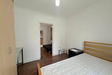 undefined, Elmdon Road, Hounslow TW4