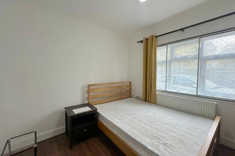 undefined, Elmdon Road, Hounslow TW4