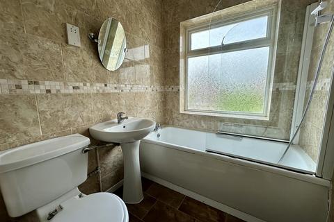 3 bedroom semi-detached house to rent, Stirling Grove, Fulford