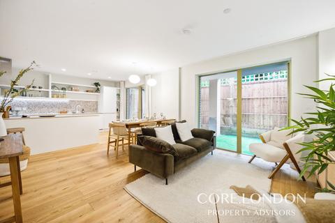 3 bedroom apartment for sale, Sidings Apartments, London, W3