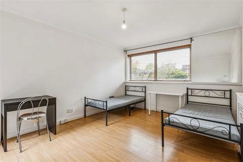2 bedroom flat to rent, Parkgate Road, London SW11