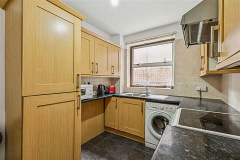 2 bedroom flat to rent, Parkgate Road, London SW11