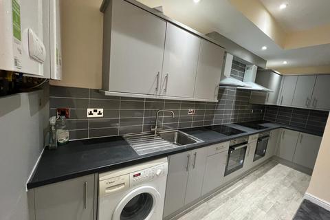 6 bedroom terraced house to rent, Manor Drive, Leeds LS6