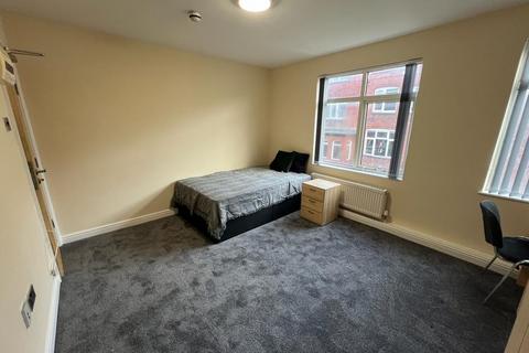6 bedroom terraced house to rent, Manor Drive, Leeds LS6
