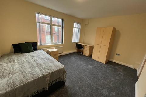 6 bedroom terraced house to rent, Manor Drive, Leeds LS6