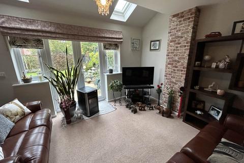 3 bedroom semi-detached house for sale, 206 Hunt Lane, Chadderton, OL9 OLR