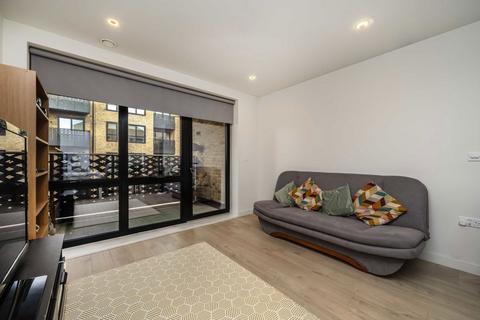 2 bedroom flat to rent, Middle Road, London W7
