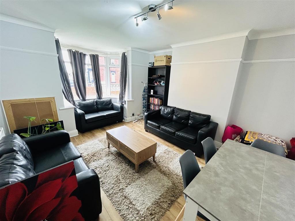 Winston Mount, Headingley, Leeds, LS6... 4 bed semi-detached house - £ ...