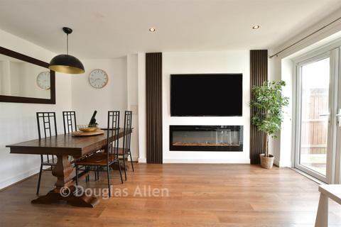 5 bedroom semi-detached house for sale, Market Avenue, Wickford, Essex