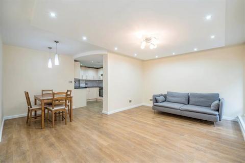 4 bedroom flat to rent, Harley Street, London W1G