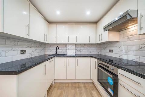 4 bedroom flat to rent, Harley Street, London W1G