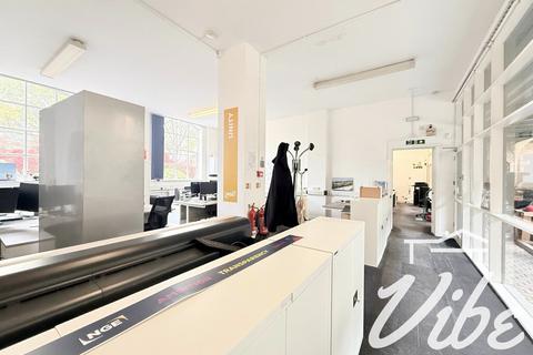Office to rent, Shacklewell Ln London E8 2HE